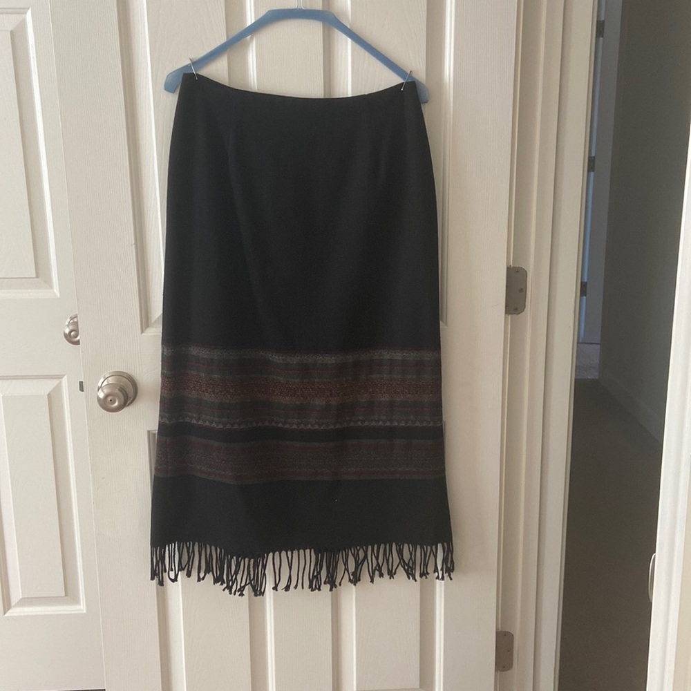 Fringe skirt with slit in back